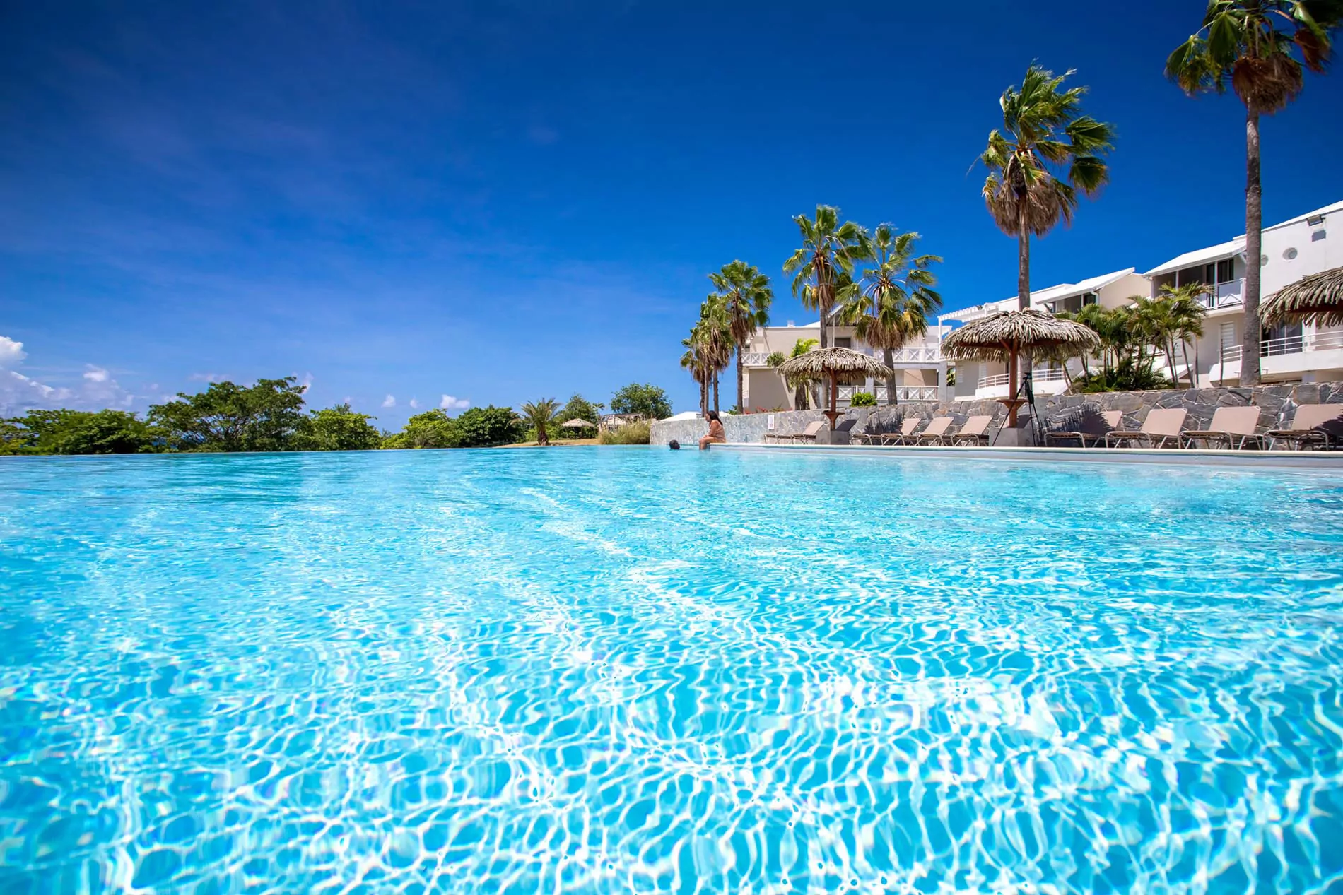 Piscine à débordement